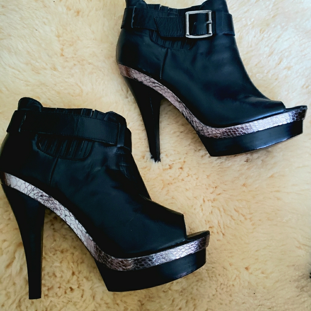 Steve Madden Black peep toe stack heel/boot